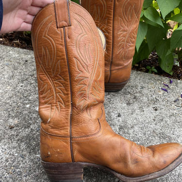 Vintage light brown western boots~ Unisex Justin cowboy boots /cowgirl boots~ brown leather Size 81/2 Men’s or Women’s size 101/2 