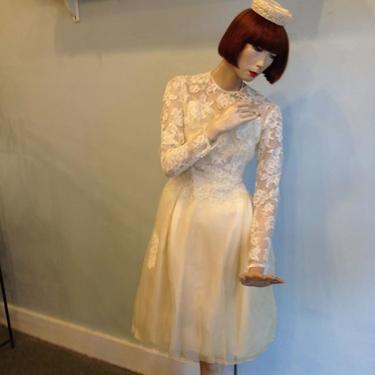 1960s short wedding dress with lace sleeves and pillbox hat. #1960s #vintagewedding #wearablevintage #shortweddingdress #pollysuesvintageshop
