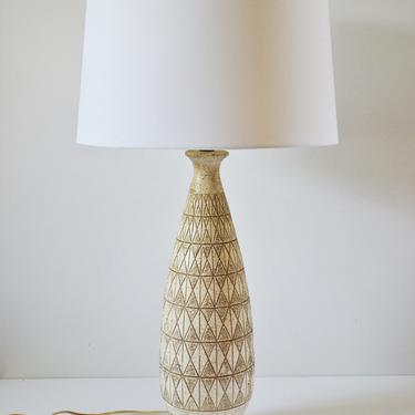 Mid-Century Modern Chalkware Table Lamp with Carved Diamond Surface Pattern, circa 1960s 