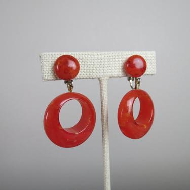 Vintage 1950s orange bakelite earrings, clip on, dangle, drop 