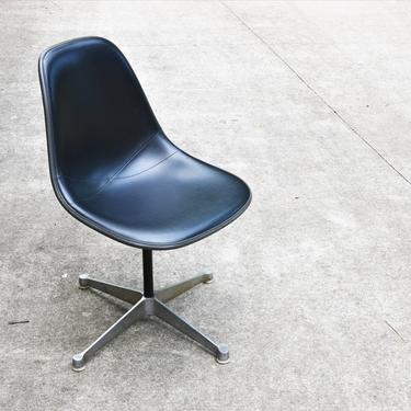 Mid-Century Fiberglass Pivoting Side Chair (PSC) in Black Vinyl by Charles &amp; Ray Eames for Herman Miller 