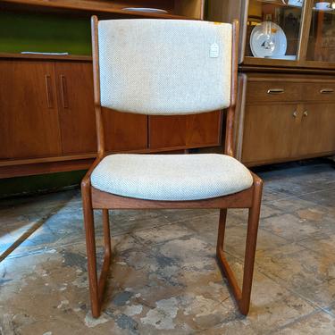 1970s sidechair in teak by benni linden w\/ light tan fabric (MCE-6958)