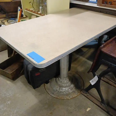 Vintage formica top table 27"×42"×30"
