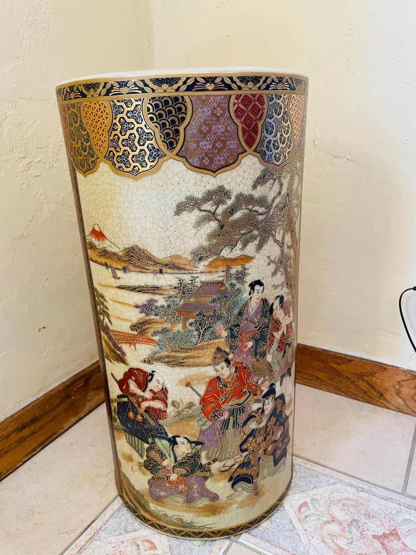 Satsuma Vase Crane Handles Geisha Scene top Moriage Decorations