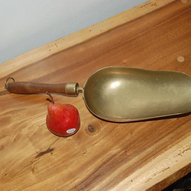 Vintage 16" Brass & Wood Handle Scoop ~ Antique Bin Scoop ~ Candy Scoop ~ Kitchen Decor ~ Antique Flour Scoop ~ Bulk ~ Antique Grocers Scoop 
