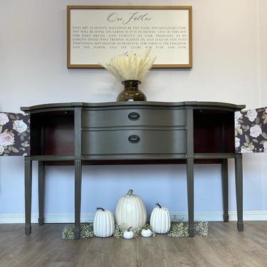 Available ! Gorgeous Buffet ! 