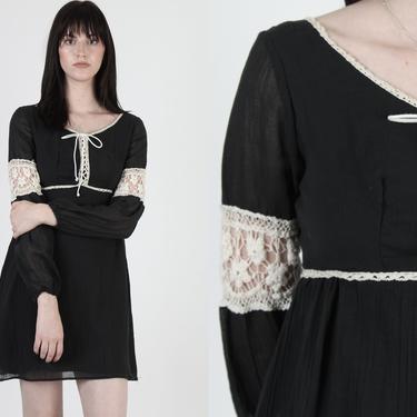 Vintage 70s Black Crochet Floral Dress, Medieval Times Simple Goth Dress, Lace Up Corset Bodice, Crinkle Cotton Womens Mini Dress 