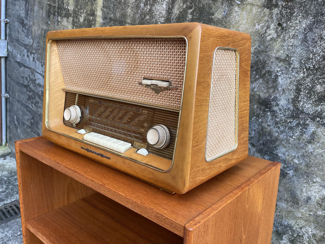 Vintage German EMUD table top broadcast radio | Ross Design Company ...