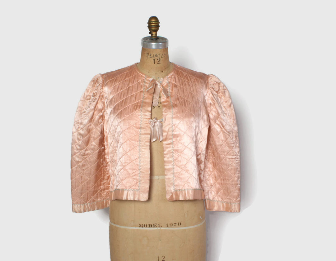 Vintage 40s BED JACKET / 1940s Peach Quilted Satin Cropped Cardigan