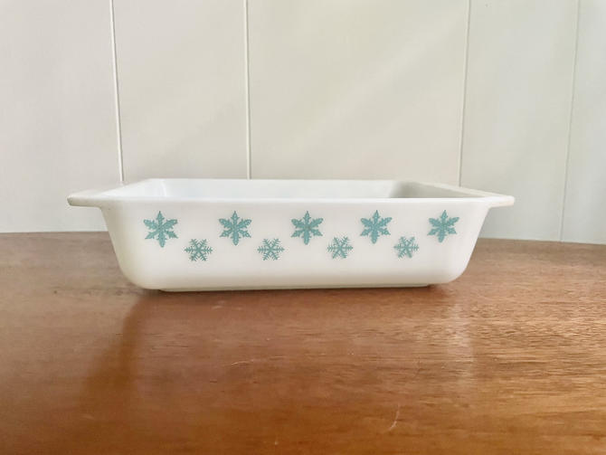 Pyrex fashion 548 Snowflake on Turquoise Space Saver with Lid