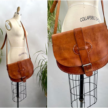CROSS YOUR HEART Vintage 70s Crossbody Leather Saddle Bag | 1970s Brown Top Stitch Shoulder Purse w/ Adjustable Strap | Boho Bohemia Hippie 