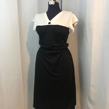 1980s black and white New Wave knit day dress with big button L 