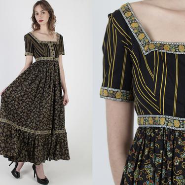 Vintage 70s Black Calico Dress / 1970s Peasant Style Tiered Long Dress / Cottagecore Homespun Style Maxi Dress 