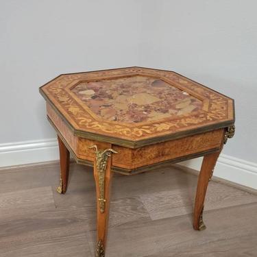 Antique French Transitional Guéridon Ormolu Ram's Head Mounted Marquetry Inlaid Octagonal End Table with Verigated Specimen Breccia Marble 