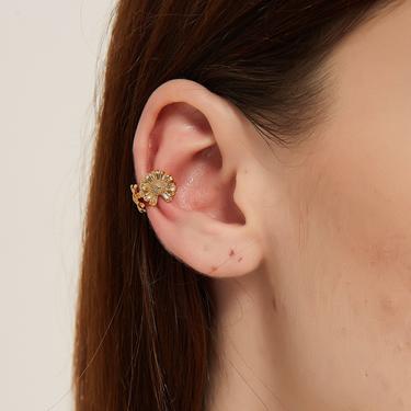 Gene gold daisy flower ear cuff, dainty daisy floral ear cuff, gold ear cuff, gold single ear cuff, gold flower ear cuff, floral ear cuff 