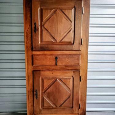 Rustic Country French Provincial Homme-Debout Antique Cabinet, Late 19th / Early 20th Century 