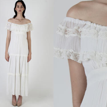 Vintage 70s Off The Shoulder Wedding Day Dress / 1970s Plain All White Bohemian Bridal Dress / Simple Prairiecore Long Tiered Maxi Dress 