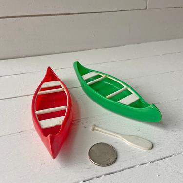Vintage Miniature Red And Green Canoes, Set of 2, 1 Paddle // Toy Canoes, Dollhouse Canoes // Gift 