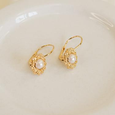 gold flower pearl drop dangle earring, gold earring, gold flower earring, gold dangle earring, vintage flower earring, boho flower earring 