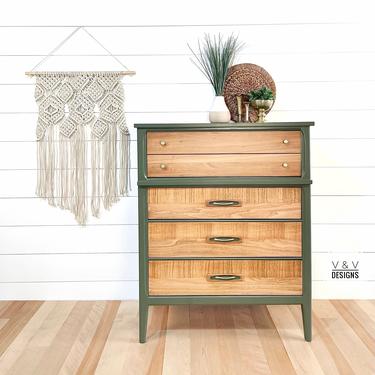 SOLD***Mid Century Modern Dresser / MCM Dresser / Bureau / Chest of Drawers 