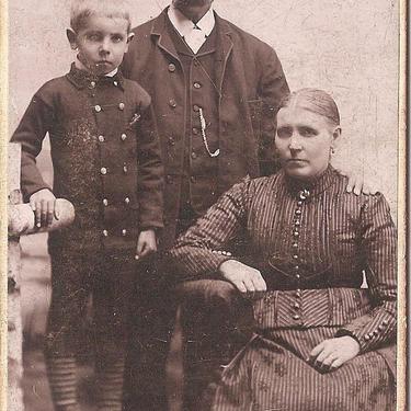 Cabinet Card Photograph - Victorian - Late 1800s - Family Portrait - Victorian Family - Victorian Fashion - Antique Photo - Chicago - 1890s 