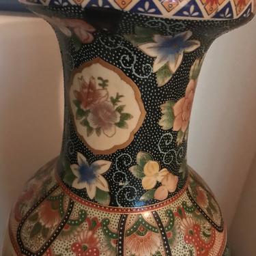 Beautiful vintage large Chinese vase 