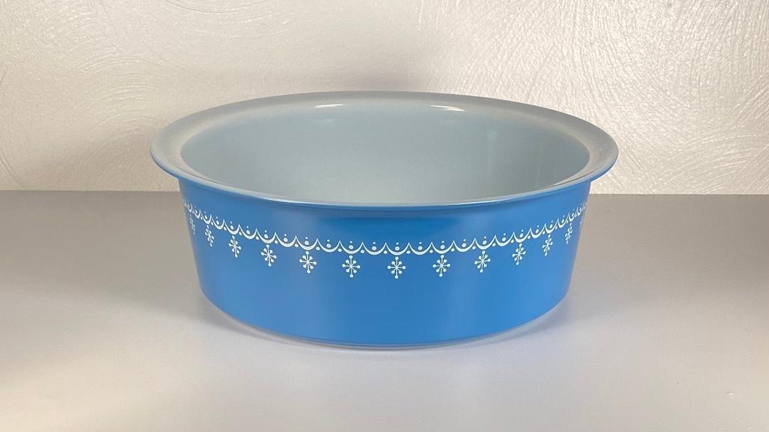 Vintage Pyrex snowflake garland big Bertha deals w/ lid 4Q