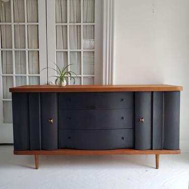 Vintage mid century modern  credenza. Sideboard 