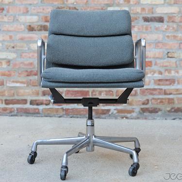vintage management chair from the Eames Soft Pad line—an extension of the Aluminum Group by Charles and Ray Eames 