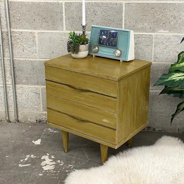 LOCAL PICKUP ONLY ———— Vintage Link Taylor Nightstand 