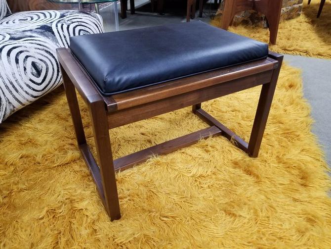 MidCentury Modern flip top side table / ottoman Peg Leg Vintage
