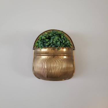 Vintage Brass Planter / Brass Pocket Wall Planter / 1970s Brass Wall Planter / Decorative Hanging Vase for Florals / Mid Century Home Decor 