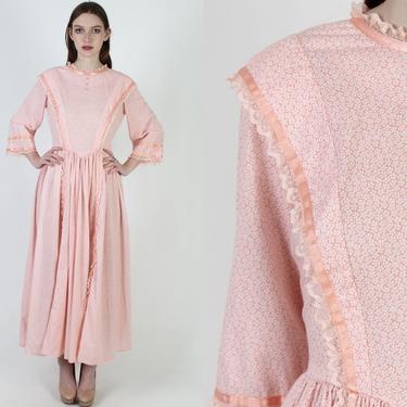 Vintage 80s Pilgrim Style Dress / Tiny Lace Collar Country Dress / Womens Peach Rustic Chore Dress / Homespun Floral Full Skirt Maxi Dress 