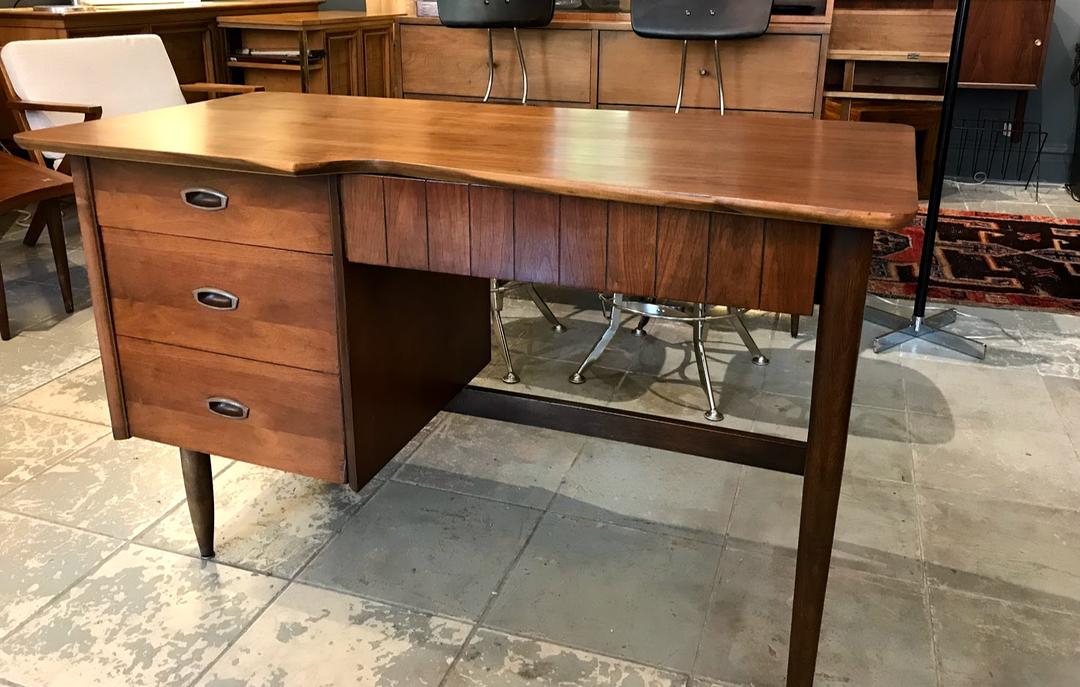 MidCentury Modern Mainline Hooker Tanker Desk Modern Vibe Evanston, IL