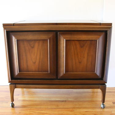 Mid Century Modern Serving Bar Cabinet by United