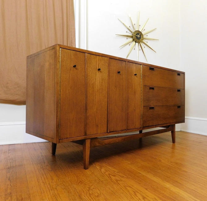 Mid Century Modern American Of Martinsville Walnut Dresser