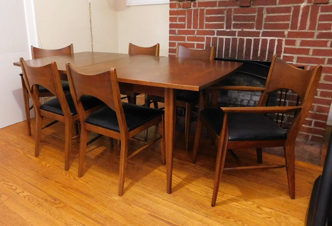 Broyhill saga deals dining table