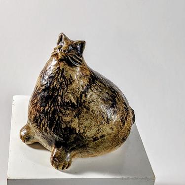 POTTERY CAT Finland SIPOO Brown Tan Incised Handmade Amorphous Fat Feline Helsinki Sibbo Hogbacka 70s Mid Cent Finish Ceramics Signed ExC 