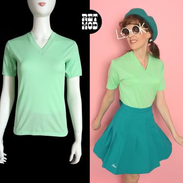 Perfect Basic Vintage 60s 70s Pastel Green Lightweight Polyester T-Shirt Top with a V Neck 
