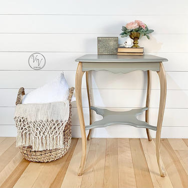 Refinished Antique Table / Side Table / End Table / Bedside Table / Entryway Table / Living Room / Bedroom 