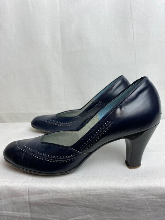 Opera Oprigtighed Macadam 40's navy blue shoes~ 1940's pinup heels~ low pumps~ spectator style~  nautical blue & white~ wide heel~ size 7 by HattiesVintagePDX from Hatties  Vintage Clothing of Portland, OR | ATTIC