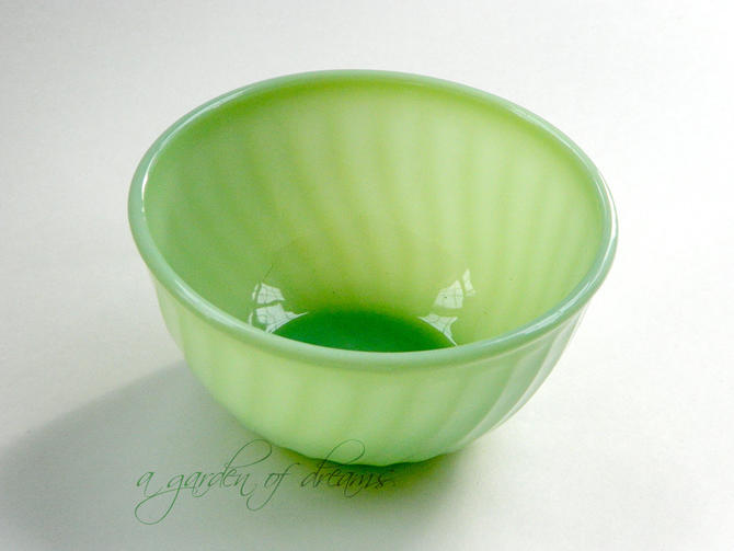 Fire hot King Oven Ware Swirl Jadeite bowl, 7 inch diameter