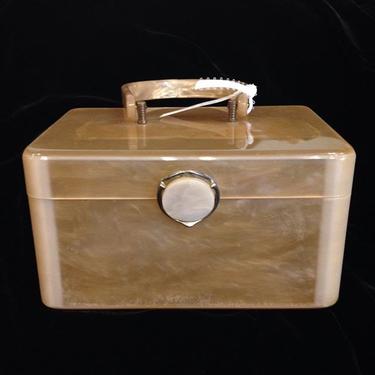 1950's lucite vanity purse. #1950s #vintagelucite #lucitepurse #vanitypurse #pollysuesvintageshop