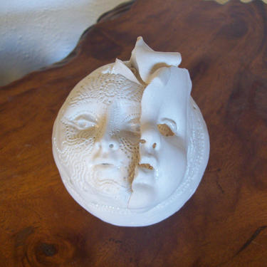 NW artist Genald Gedekes ~ 3 Faces - Porcelain sculptured hinged Box w/ a wonderfully decorated inside 