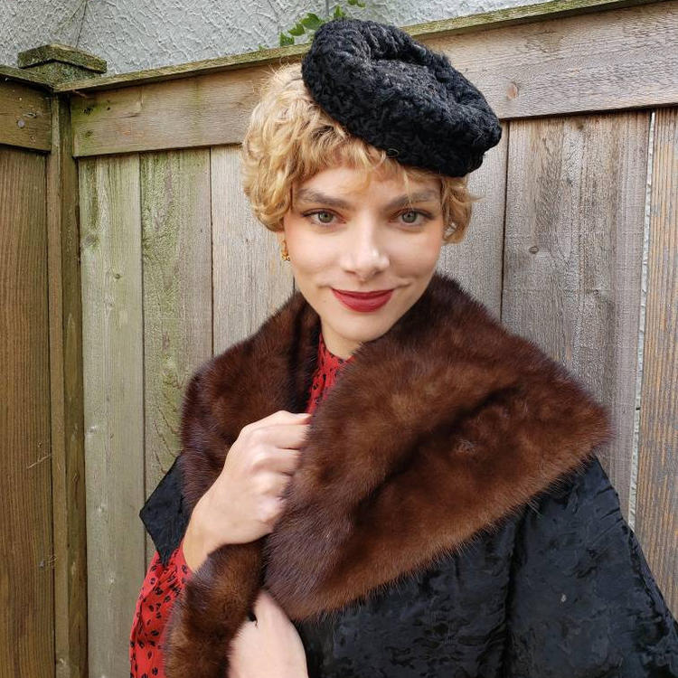 Vintage Marshall Field\'s Brown Fur Beret Hat Excellent Condition Hair Combs VINTAGE MARSHALL FIELD & COMPANY NATURAL BROWN MINK FUR HAT  main image 4