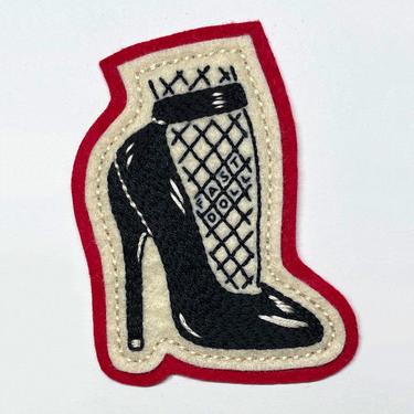 Handmade / hand embroidered red & off white felt patch - black fetish high heel with fishnet - vintage style - traditional tattoo flash 