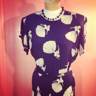 Front detail of 1940's rayon print dress.  #1940s #1940sdress #vintagenoveltyprints #wearablevintage #pollysuesvintageshop