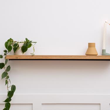 Wall mounted floating shelf in solid wood 