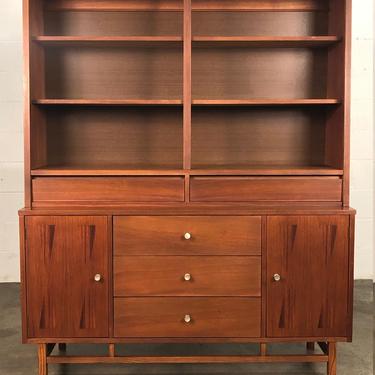 Beautiful Stanley Mid-Century Modern China Cabinet / Display Case / Bookcase 