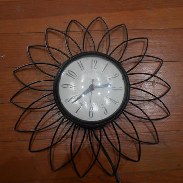 Vintage Starburst Sunburst Metal Clock Electric Black Wall Clock Daisy Flower Mid Century Modern Atomic Age Mod Retro Design United Clock 